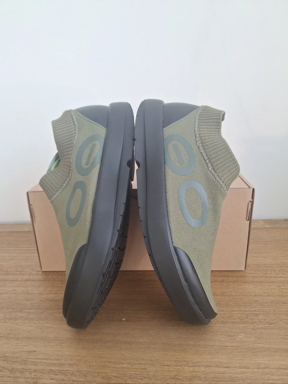 (New) OOFOS – Oomg Eezee Knit Cushioned Recovery Shoes (Black/Green) – Men's 12